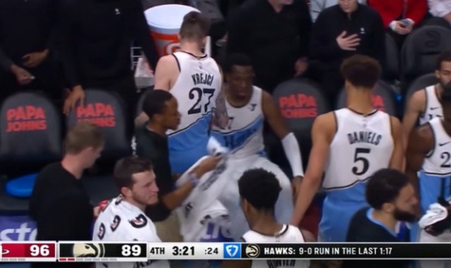 mk体育在线官网悬念还在！反击两分三分连珠炮 老鹰1分多钟11-0攻势打停火箭