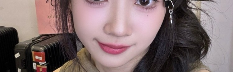 mk体育在线登录入口主持戈曼妮晒照：美美的大眼睛 衣服真是好看·~