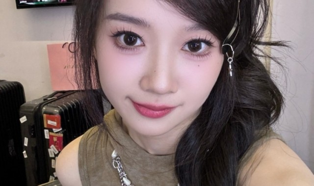 mk体育在线登录入口主持戈曼妮晒照：美美的大眼睛 衣服真是好看·~