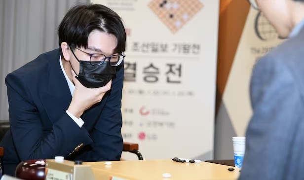 mk体育官方网站入口争议！柯洁LG杯决赛两次违规被判负，总比分1-1被扳平