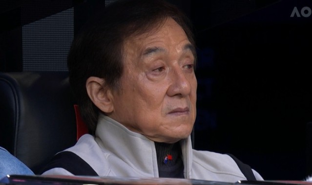 mk体育平台网页版入口排面！成龙现场观战澳网男单决赛，英文解说瞬间反应：这是成龙！