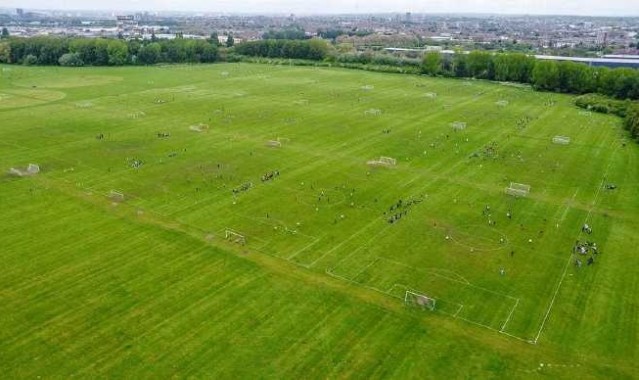 mk体育官方网站入口业余球员的天堂！伦敦东北部哈克尼沼泽有约100个业余足球场地