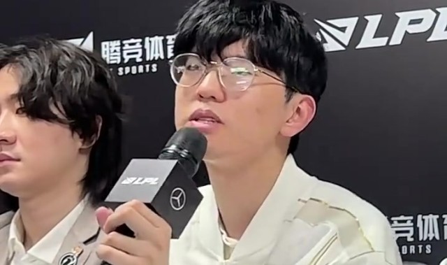 mk体育官方网站入口心态彻底崩了！JieJie赛后采访仰头真是欲哭无泪 Daeny教练在旁偷偷安慰