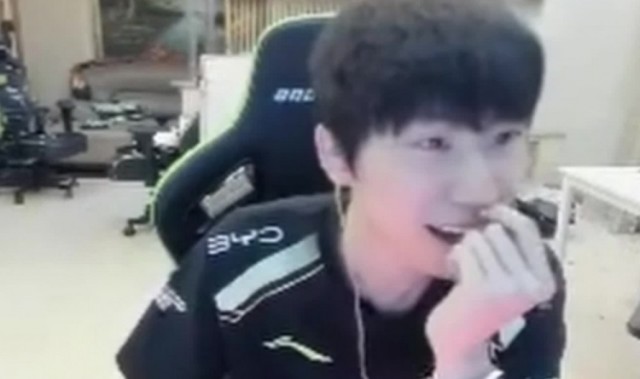 mk体育Doinb：刘青松直播坐着不动，就下棋都有250钻粉不公平啊！