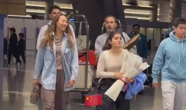 抵达多哈！郑钦文炒掉澳网教练改聘法网冠军当教练！球迷担心伤情