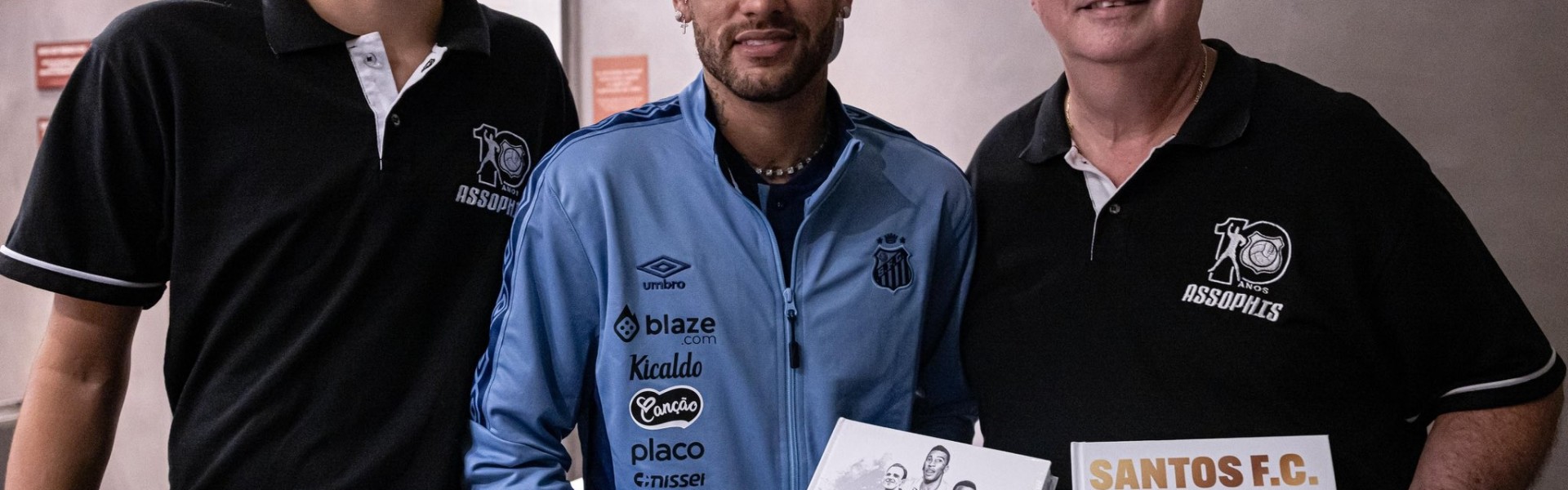 mk体育平台网页版入口历史的传承！内马尔获赠桑托斯俱乐部球星年鉴