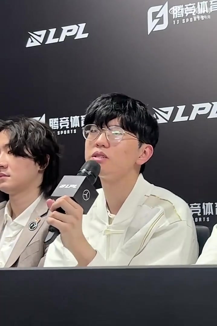 mk体育官方网站入口心态彻底崩了！JieJie赛后采访仰头真是欲哭无泪 Daeny教练在旁偷偷安慰